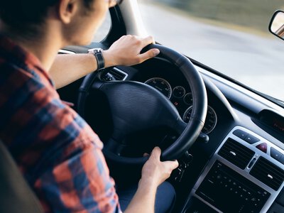 Pędził 220 km/h. Sąd kazał go wypuścić. Teraz nie mogą go znaleźć