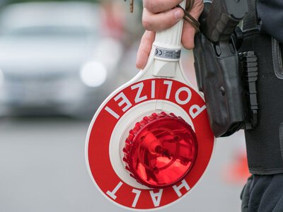 „Pijana mamusia prowadzi”. 8-latka zadzwoniła na policję