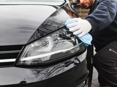 Sposób na zmatowiałe reflektory. Kilka kroków i różnica będzie widoczna