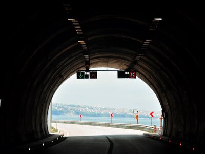 Długi tunel i setki aut. Ten przycisk może poprawić komfort jazdy