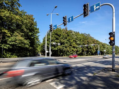 Nie zawsze trzeba zatrzymać się na żółtym świetle. Przepisy mówią o jednym wyjątku