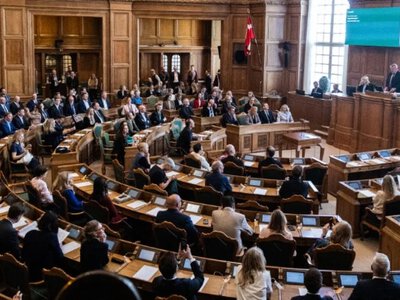 Polityczny spór w Danii. Ksiądz na telefon dla parlamentarzystów