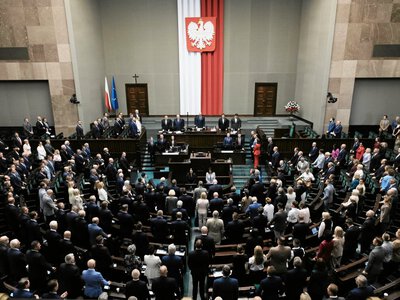 Kto wygrałby wybory, gdyby stanęły do nich tylko dwa bloki polityczne? Są wyniki nowego sondażu
