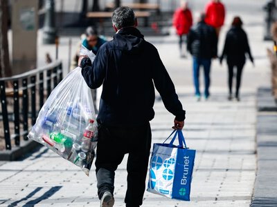 Polacy dorabiają na butelkach. Co czwarty schyla się po wyrzucone opakowania z kaucją