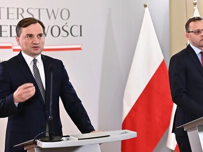 Ziobro i Romanowski cały czas dostają z Sejmu duże pieniądze. Znamy kwoty