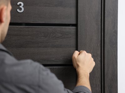 Pukają Polakom do drzwi i mają propozycję. Lepiej od razu blokuj zamki