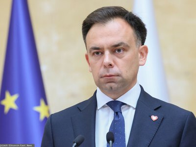 Minister finansów o złotym. Pozwala nam utrzymać się nad wodą