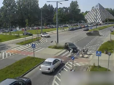Tychy. O włos od tragedii na pasach. Mogli zginąć piesi z dzieckiem w wózku