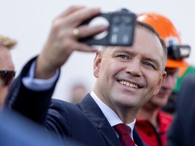 Nawrocki wciąż liderem rankingu zaufania, ale ze spadkiem. Goni go Sikorski