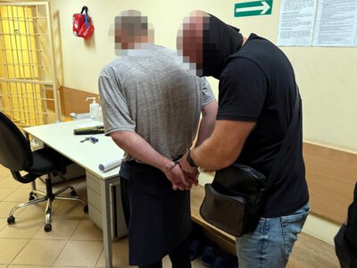 Nielegalną broń i amunicję trzymali w szafie. Policja zatrzymała trzech Rosjan
