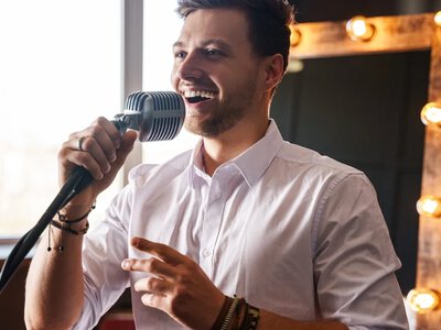 Mężczyźni ćwiczą głos, by podobać się kobietom. Voicemaxxing robi furorę