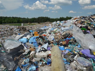 Rezygnują z otwierania okien. Walczą z odorem. Wieczorami się duszą