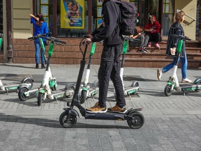 Hulajnogi elektryczne pod ostrzałem. Polacy mają dość brawurowej jazdy