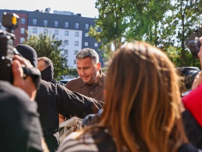 Piesiewicz doprowadzony do prokuratury. Pierwszy komentarz po zatrzymaniu