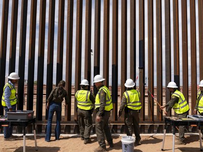 Trump ruszył z budową muru. Indianie mówią o naruszeniu świętej ziemi