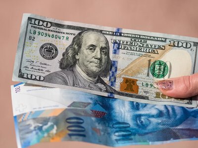 Euro, dolar i funt zmieniły kurs. Po zwrocie złotówka słabnie
