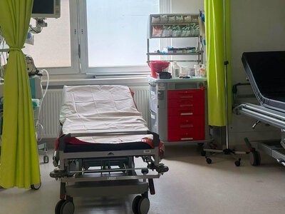 Rzucił się z pięściami na personel. Atak agresywnego pacjenta w szpitalu