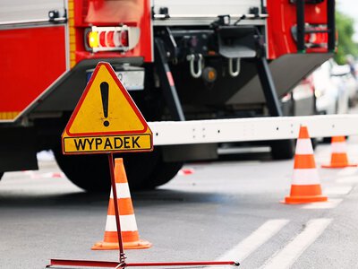 Wypadek autokaru pod Olsztynkiem. Cztery osoby trafiły do szpitala