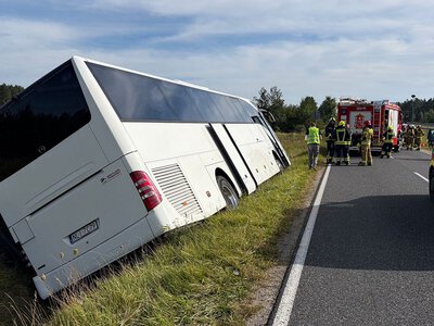 Wypadek autokaru pod Olsztynkiem. Cztery osoby trafiły do szpitala