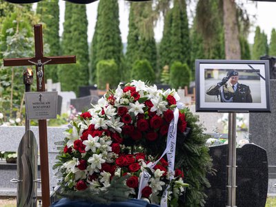 Tak po pogrzebie wygląda grób generała Różańskiego. Jest wieniec od prezydenta