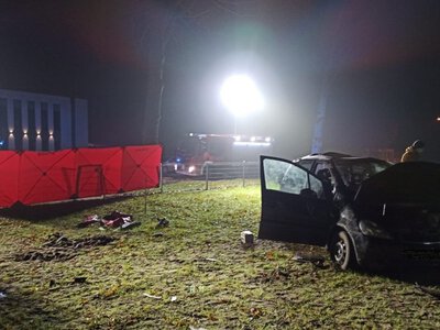 Obaj wypadli z rozbitego auta, jeden zginął. Śledczy do dziś nie ustalili najważniejszego