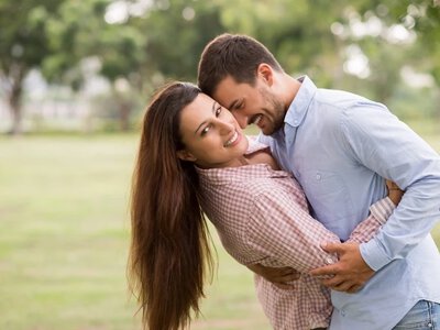 Single mają dość Tindera. Wraca sposób randkowania sprzed ery aplikacji
