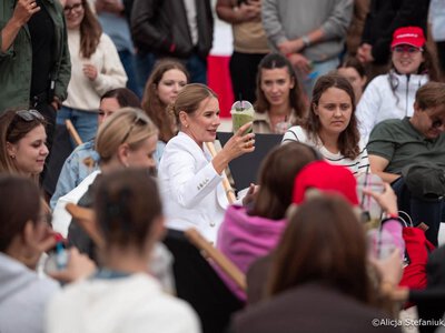 Marta Nawrocka z matchą w dłoni! Tak pierwsza dama rozmawiała o Polsce w Juracie [ZD…