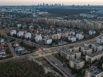 Przedmieścia dwóch prędkości. Dlaczego okolice Warszawy przyciągają kupujących mieszkania, a okolice Łodzi ich tracą?