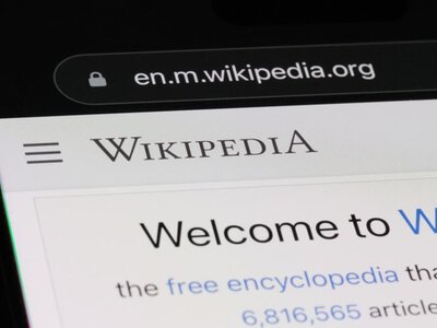 Sztuczna inteligencja odbiera czytelników Wikipedii. Internauci wolą proste odpowiedzi