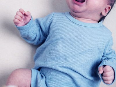 Niemowlę z trzema połamanymi kończynami. Zatrzymano matkę