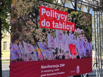 Nauczyciele wyszli na ulice. Chcą powiązania pensji ze średnią krajową