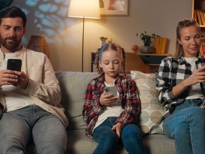 Phubbing rodzicielski. Franek siada z rodzicami do kolacji, ale telefon ojca cały czas wibruje