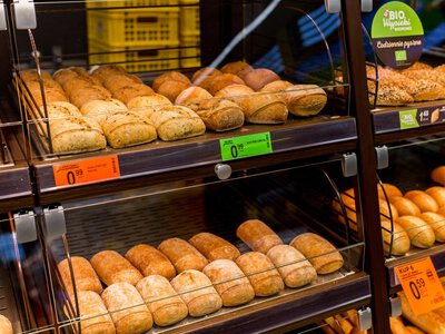 Poskarżył się, że klienci Biedronki macają pieczywo. Urząd zabrał głos