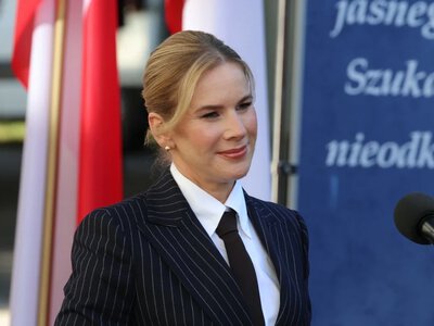 Marta Nawrocka znów w garniturze. Inspiruje się stylem księżnej Kate?