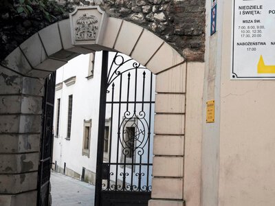 Noworodek w reklamówce przed klasztorem. Policja szuka rodziców dziecka