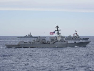 Nowa fala ataków USA, słychać eksplozje. Odpowiedź na niedawne próby