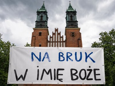 Kuria pozwała troje dzieci. Chcą nas niszczyć w imię pieniądza