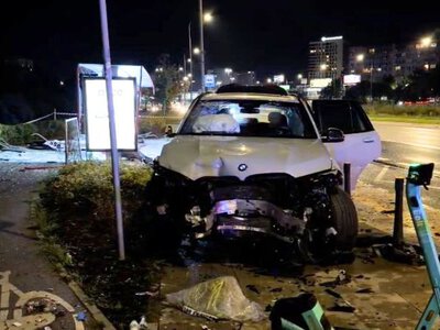 Wjechał z impetem w przystanek. Policjanci odkryli coś jeszcze