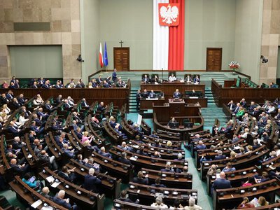 Zacięta walka o stołki na Wiejskiej. Klub Morawieckiego zmienia układ sił, a PiS krzyczy o pierwszeństwie