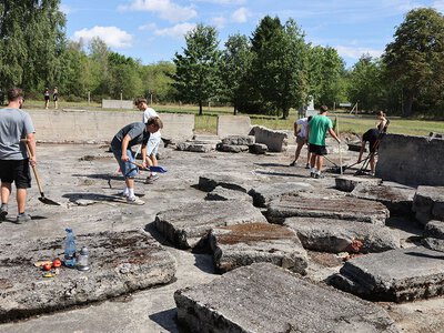 Przełom. Odkryto groby polskich żołnierzy w byłym Stalagu Lamsdorf