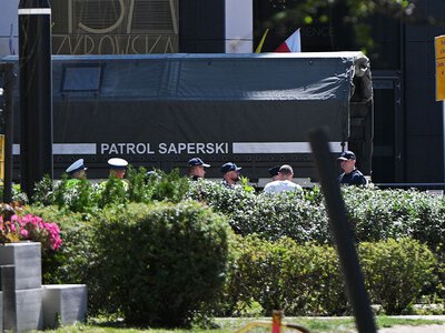 Pakunki z wystającymi przewodami w Warszawie. Ulica zablokowana