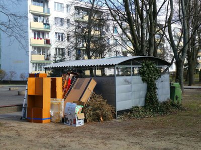Wyrzuciła komodę na śmietnik. Straciła kilkaset tysięcy złotych