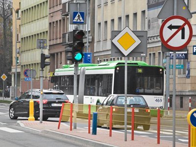 Strzałka w lewo nie zawsze pozwala zawrócić. Kierowcy wciąż mylą te dwa przypadki