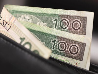 Podwyżki dla budżetówki wyhamują. Ale święte krowy zarobią sporo więcej