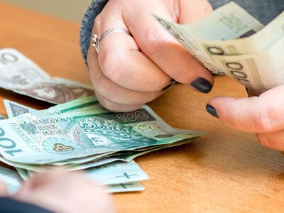 „Święte krowy” z wyższymi podwyżkami. Koniec tłustych lat w budżetówce