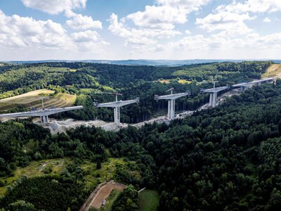 Kierowcy pojadą tu 120 metrów nad ziemią. Drogowy rekordzista łapie poważny poślizg