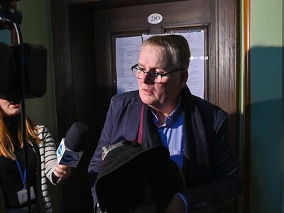 Pies nie przeżył ciągnięcia za autem. Sąd darował politykowi resztę kary