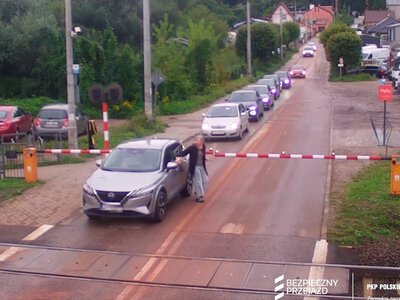 Znowu chwile grozy na tym samym przejeździe kolejowym. Taki sam błąd kierowcy już następnego dnia