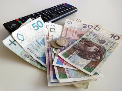 Skarbówka ściga za abonament. Rekordzista miał majątek do zapłacenia
