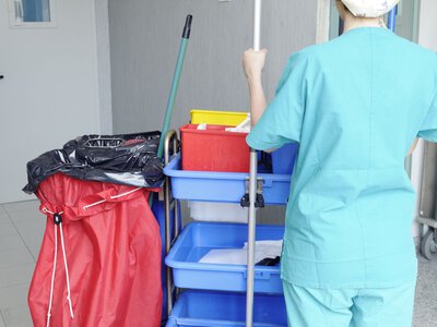 Ile zarabia salowa w szpitalu? Oto kwoty na rękę